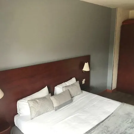 Au Feu De Bois Otel
